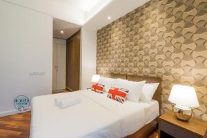 努沙再也Grand Medini Suites by JBcity Home的卧室配有一张白色大床和一堵墙