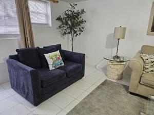 Hinson HallCalypso Steps Away From Home的客厅配有蓝色的沙发和椅子