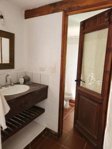 耶尔瓦布埃纳Casa BAUM的浴室配有盥洗盆和浴缸。