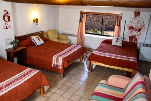 埃尔迪维萨德罗迪维萨德罗巴兰卡斯酒店的酒店客房设有两张床和窗户。