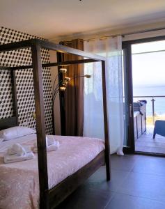 曼德拉卡普雷拉TorreNormanna Prestige House near Cefalù的一间卧室设有一张床,享有海景