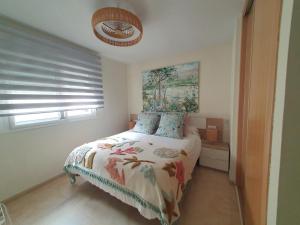 瓜达莱斯特Apartamento La Coveta de Guadalest的一间卧室设有一张床和一个窗口