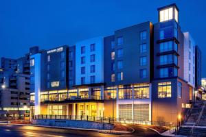 里维尔SpringHill Suites by Marriott Boston Logan Airport Revere Beach的城市的一座建筑,晚上有灯光