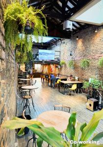 里约热内卢Por el Mundo Hostel的一间带桌椅的餐厅以及砖墙