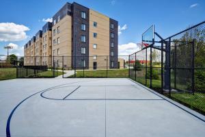 梅森Residence Inn by Marriott Cincinnati Northeast/Mason的一座空的篮球场,在一座建筑前