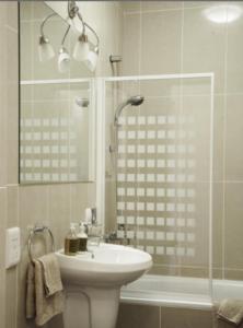 扎科帕内多罗塔别墅的浴室配有卫生间、盥洗盆和淋浴。