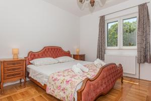 比利切Villa Mariah with pool near National park Krka的一间卧室设有一张大床和一个窗户。