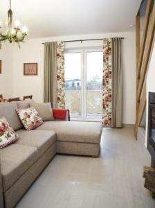 扎科帕内多罗塔别墅的带沙发和窗户的客厅