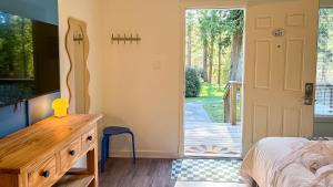 Madeira ParkThe Stonewater的一间卧室设有一张床,一扇门通往庭院