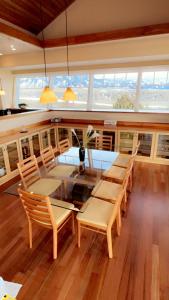 贝尔格莱德Theisen Vacation Home的一间带桌椅和窗户的用餐室