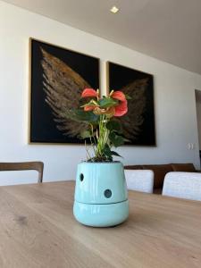 墨西哥城Olivo Apartment HP - Sur的桌子上的花瓶,上面有花