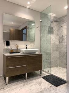 墨西哥城Olivo Apartment HP - Sur的一间带水槽和玻璃淋浴的浴室