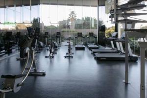 墨西哥城Olivo Apartment HP - Sur的健身房,配有一排跑步机和机器