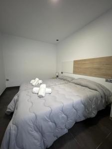 卡拉德莫尔Apartamento Verdial 2的一张白色大床,上面有毛巾