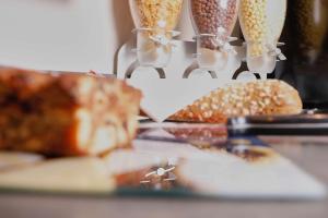 尚贝里尚贝里布里特酒店的玉米在 ⁇ 上和其他食物上的展示