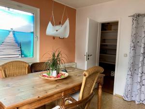 吉森Casa Pippi Lotta的一间带木桌和窗户的用餐室
