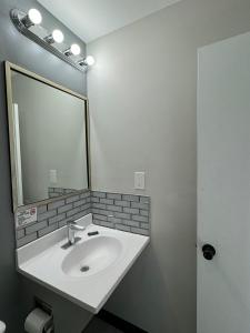 Moosic莫西克斯克兰顿罗德威酒店的浴室设有白色水槽和镜子