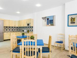 阿布里斯OKEANOS Eco Guest House的厨房以及带桌椅的用餐室。