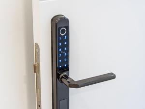 阿布里斯OKEANOS Eco Guest House的内置手机的锁门