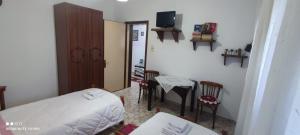 培拉特Guest House Baba Lluka的卧室配有一张床和一张桌子及椅子