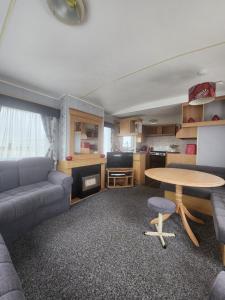 英戈尔德梅尔斯Kingfisher OAK 1098 Dees Caravan Lettings的客厅配有沙发和桌子