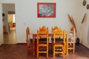 卡塔马卡Limón Dulce Hostel的一间带桌椅的用餐室