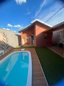 里贝朗普雷托Casa com piscina aconchegante的房屋前有游泳池的房子