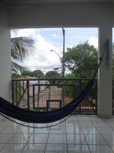帕尔马斯Pedroca Hostel的带阳台的客房内的吊床