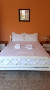 尼亚米卡尼奥纳K&V Apartments的一张带两个枕头的大白色床