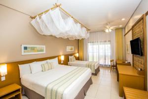 林斯Blue Tree Thermas de Lins Resort的酒店客房设有两张床和电视。