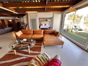 维纳德马Pacificsunset Reñaca的客厅配有沙发和桌子