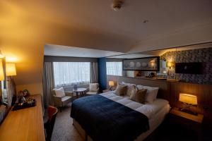 拉格斯布里斯班房屋酒店的酒店客房设有一张大床和一间客厅。