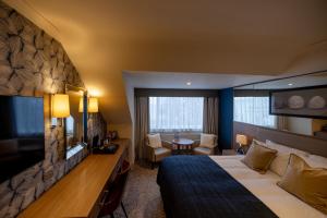 拉格斯布里斯班房屋酒店的酒店客房设有一张大床和一张书桌。
