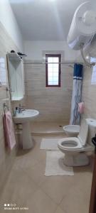 培拉特Guest House Baba Lluka的一间带卫生间和水槽的浴室