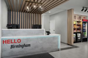 伯明翰TownePlace Suites by Marriott Birmingham South的一家设有Hellos药店的商店的接待台