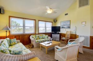 科罗拉OS545B- LIFE'S A BEACH的客厅配有沙发、椅子和电视