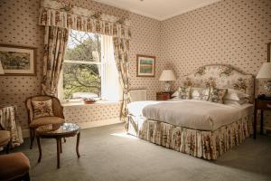 布莱尔高里金洛克之家酒店的一间卧室设有一张床和一个窗口