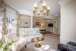 楠塔基特贾里德科芬大厦酒店的客厅配有白色沙发和吊灯。