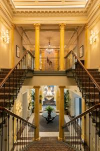 布鲁日Grand Hotel Casselbergh的建筑物中楼梯的图像