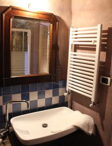 博尔焦韦雷齐San Martino Rooms & Breakfast的一间带水槽和镜子的浴室