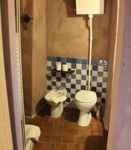 博尔焦韦雷齐San Martino Rooms & Breakfast的一间带卫生间和水槽的小浴室