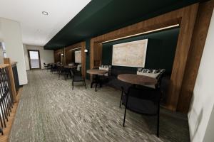 埃文SpringHill Suites by Marriott Avon Vail Valley的一间在房间内配有桌椅的餐厅