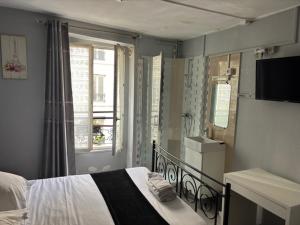 巴黎HOTEL DU CHATEAU的一间卧室设有一张床和一个窗口
