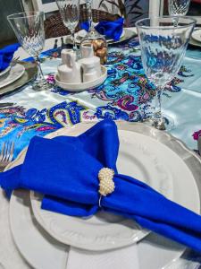 蒂巴吉Pousada La Casona的一张桌子上白色板上的蓝色餐巾