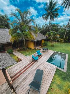 Tohautu米提拉帕别墅酒店的享有带椅子和游泳池的甲板的空中景致