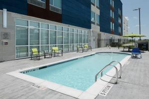 德克萨斯城SpringHill Suites by Marriott Texas City的大楼前的游泳池