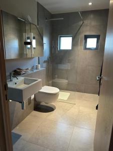 霍尔斯沃德吕尔海克拉冒险山林小屋的浴室配有白色卫生间和盥洗盆。