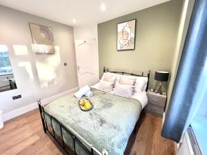 考文垂Cosy 3-bedroom house in Coventry by Seeka Stay, Ideal for contractors, Free parking on drive, Sleeps up 5的一间卧室,卧室里配有一张带香蕉的床铺