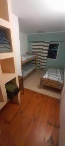 乌拉圭河畔康塞普西翁Parivaar Host的客房设有两张双层床,铺有木地板。