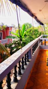 巴加Baga Beach Paradise的一个带遮阳伞的房屋阳台